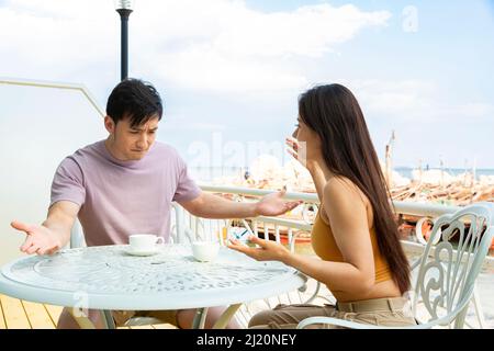 Couple se disputant au restaurant Ocean View - photo de stock Banque D'Images