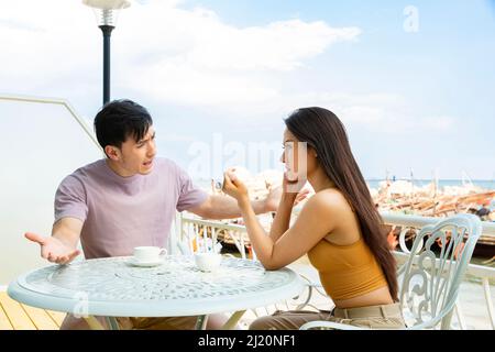 Couple se disputant au restaurant Ocean View - photo de stock Banque D'Images