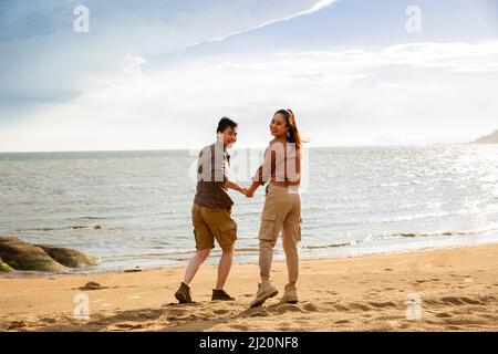 Jeunes amoureux marchant sur la plage - photo de stock Banque D'Images