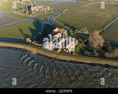 Attraction touristique hollandaise typique ancien village de pêcheurs pittoresque historique sur la penisula de Marken, pays-Bas. Europe près d'Amsterdam et Banque D'Images