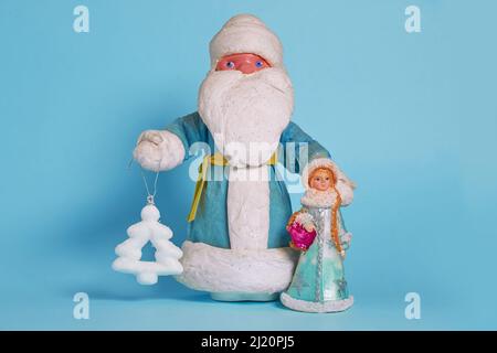 Toy Russian Snow Maiden et Ded Moroz contiennent le jouet d'arbre de Noël Banque D'Images