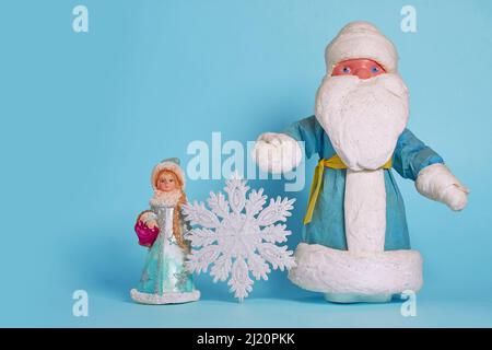 Jouet russe Snow Maiden, Ded Moroz et arbre de noël jouet flocon de neige Banque D'Images