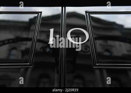 Photo du dossier datée du 29/10/2019 de la porte d'entrée du numéro 10 Downing Street à Londres. Les personnes qui auraient assisté à des groupes qui auraient été accusés de briser le confinement à Downing Street et au Cabinet Office seraient en bue pour une première tranche d'amendes de la police métropolitaine. Le Guardian a suggéré que les avis de pénalité fixe (FPN) soient émis « de façon imminente », tandis que d'autres points de vente ont signalé qu'ils sont à faire surface bientôt. La force enquête sur 12 événements, dont six premiers ministres, Boris Johnson, auraient participé. Date de publication : le mardi 29 mars 2022. Banque D'Images