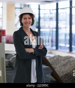 Visions de l'avenir. Portrait d'une femme responsable de la construction sur le site portant un casque de chantier. Banque D'Images