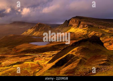 Le Quiraing dans la lumière du matin dorée, face est de Meall na Suiramach, le sommet le plus au nord du Trotternish sur l'île de Skye, Écosse, Royaume-Uni Banque D'Images