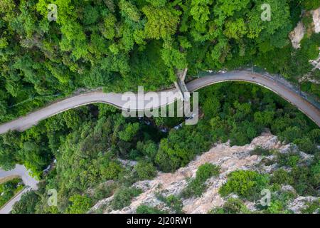 Un pont traverse la route Strada della Forra, Tremosine, Lac de Garde, Lombardie, Italie, Europe Banque D'Images