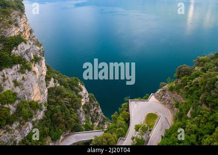 Vue sur Strada della Forra, Tremosine, Lac de Garde, Lombardie, Italie, Europe Banque D'Images