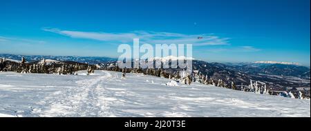 Beskids mountaons avec Babia hora, Krivanska Mala Fatra, montagnes Tatra et hélicoptère dans l'air de la colline Zazriva sur le trou Martinske dans le mont Mala Fatra Banque D'Images