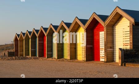 Ces cabanes de plage aux couleurs vives sont les seules de Northumberland et se trouvent sur la South Beach Promenade à Blyth. Banque D'Images