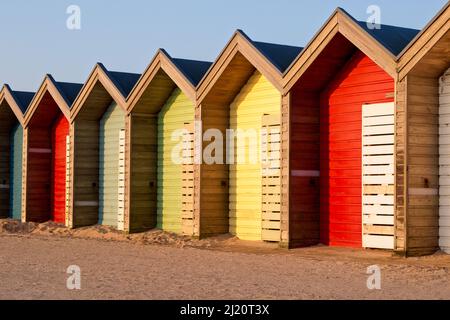 Ces cabanes de plage aux couleurs vives sont les seules de Northumberland et se trouvent sur la South Beach Promenade à Blyth. Banque D'Images