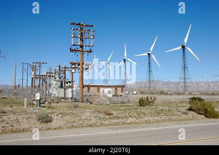 Éoliennes produisant de l'électricité dans Banning Pass près de Palm Springs, Californie du sud États-Unis zone de vent élevé du désert de Mojave Banque D'Images