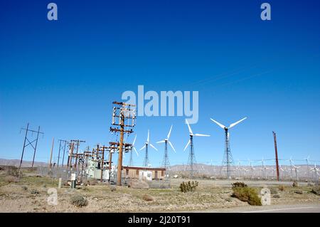 Éoliennes produisant de l'électricité dans Banning Pass près de Palm Springs, Californie du sud États-Unis zone de vent élevé du désert de Mojave Banque D'Images