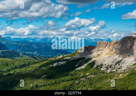 Vue sur les Alpes de Zillertal avec les glaciers depuis le sommet de la montagne SIEF dans les Dolomites pendant la belle journée d'été Banque D'Images