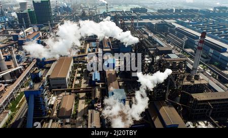 HUAI'AN, CHINE - 29 MARS 2022 - une photo aérienne prise le 29 mars 2022 montre une usine de fer et d'acier à Huai 'an, province de Jiangsu, Chine. Banque D'Images