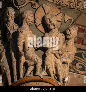 Jésus-Christ, les mains liées après sa trahison par Judas Iscariot et son arrestation par des soldats romains, est emmené par un licol autour de son cou. Sculpture médiévale romane sur une capitale à la fin des années 1000 ou au début des années 1100 après JC ancienne église abbatiale bénédictine à Sorde l'Abbaye, Landes, Nouvelle-Aquitaine, France. Banque D'Images