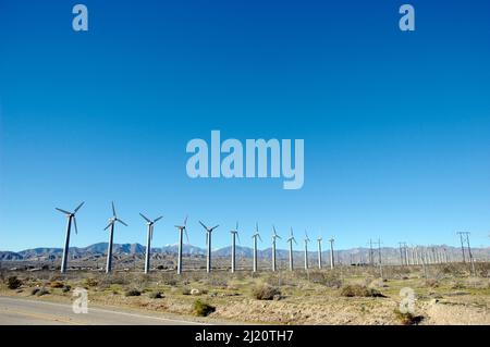 Éoliennes produisant de l'électricité dans Banning Pass près de Palm Springs, Californie du sud États-Unis zone de vent élevé du désert de Mojave Banque D'Images