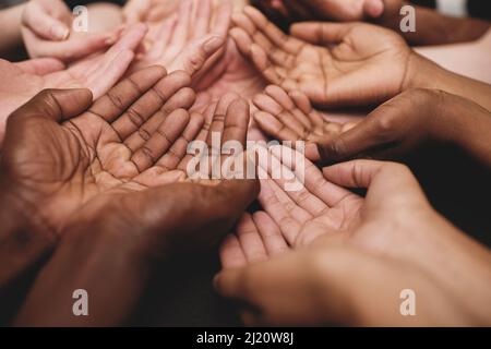 Montrez votre soutien à une bonne cause. Prise de vue rognée d'un groupe de mains tenu en deux. Banque D'Images