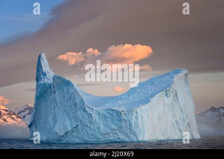 Iceberg de la mer de Weddell en Antarctique, ancré près de la Géorgie du Sud, Antarctique. Octobre 2019. Banque D'Images