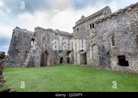 Le château de Weobley est un manoir fortifié datant de 14th ans situé sur la péninsule de Gower, au pays de Galles, sous le soin de Cadw. Le château surplombe la saltmarshe de Llanrhidian Banque D'Images