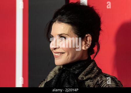 New York, NY - 28 mars 2022 : Julianna Margulies assiste à la soirée d'ouverture pour la renaissance de la Plaza Suite par Neil Simon au Hudson Theatre Banque D'Images