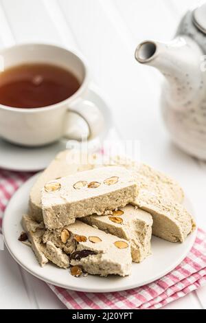 Halva de tahini sucré aux amandes. Dessert turc sur l'assiette. Banque D'Images