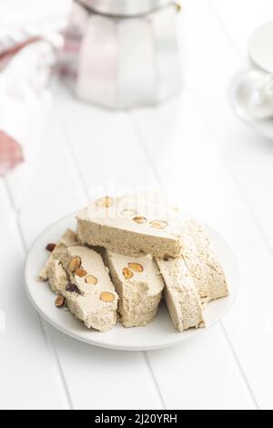 Halva de tahini sucré aux amandes. Dessert turc sur l'assiette. Banque D'Images