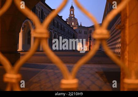 Dresde, Allemagne. 29th mars 2022. Vue le matin à travers la porte fermée dans la cour stable jusqu'à la Frauenkirche illuminée. Credit: Robert Michael/dpa-Zentralbild/dpa/Alay Live News Banque D'Images