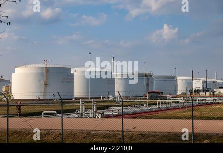 Leuna, Allemagne. 28th mars 2022. Un parc de réservoirs de la raffinerie Total. Il n'est actuellement pas prévu, dans les entreprises du site chimique de Leuna, de cesser la production en raison de la guerre d'Ukraine. Toutefois, le Groupe Total prévoit de fonctionner sans le russe à l'avenir. La raffinerie de Leuna a jusqu'à présent traité douze millions de tonnes de pétrole brut de Russie par an pour produire des carburants comme l'essence et le diesel ainsi que des produits chimiques de base comme le méthanol. Credit: Jan Woitas/dpa-Zentralbild/dpa/Alay Live News Banque D'Images