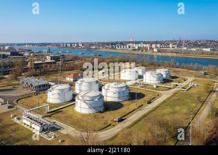 Vue aérienne sur les silos à pétrole du freeport de Budapest, à côté du Danube. Banque D'Images