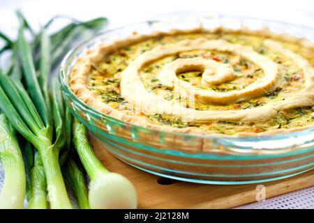 Faire démarrer avec du fromage de chèvre et des oignons verts Banque D'Images