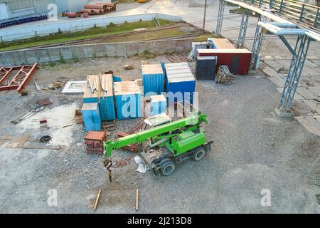 Tracteur à grue de levage sur un chantier industriel. Machines à usage intensif pour l'industrie du bâtiment. Banque D'Images