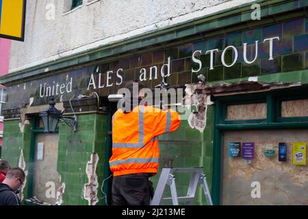 Les tuiles sont retirées du pub Arms de Montréal Brighton Banque D'Images