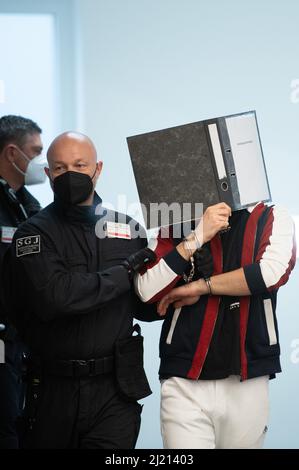 Dresde, Allemagne. 29th mars 2022. Un défendeur (r) dans le procès pour vol qualifié de joyau de Green Vault est conduit dans la salle d'audience du tribunal régional pendant que le procès se poursuit. Credit: Sebastian Kahnert/dpa-Zentralbild/dpa/Alay Live News Banque D'Images