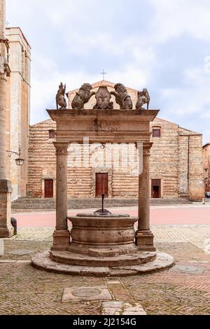 L'ancien puits d'eau (Pozzo dei Grifi e dei Leoni) sur la Piazza Grande centrale à Montepulciano, Toscane, Italie (photo verticale) Banque D'Images