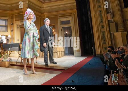 NEW YORK, NEW YORK - 28 MARS : Sarah Jessica Parker et Matthew Broderick posent lors de l'appel à rideau pour la soirée d'ouverture de la « Plaza Suite » le 28 mars 2022 à New York. Banque D'Images