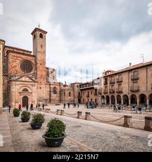 Sigüenza, Espagne; mars 19: Cathédrale et place principale de Sigüenza par jour nuageux Banque D'Images