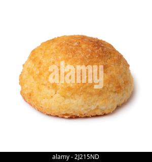 Un seul cookie italien traditionnel frais Mombaruzzo Amaretti isolé sur fond blanc Banque D'Images