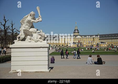 Château avec figure Hercules à Karlsruhe, Bade-Wurtemberg, Allemagne Banque D'Images