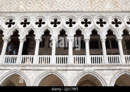 Façade en pierre ornée du Palais Ducal San Marco Venise Italie Banque D'Images