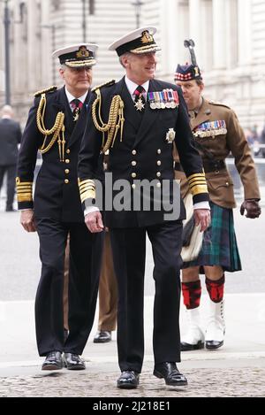 Le chef d'état-major de la Défense, l'amiral Sir Tony Radakin arrive pour un service de Thanksgiving pour la vie du duc d'Édimbourg, à l'abbaye de Westminster à Londres. Date de la photo: Mardi 29 mars 2022. Banque D'Images