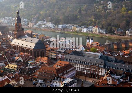 Vue imprenable sur la ville médiévale de Heidelberg. Heidelberg est une ville sur le Neckar dans le Bade-Wurtemberg, dans le sud-ouest de l'Allemagne. Banque D'Images