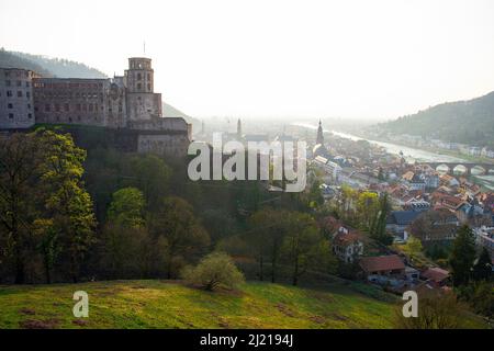 Vue imprenable sur la ville médiévale de Heidelberg. Heidelberg est une ville sur le Neckar dans le Bade-Wurtemberg, dans le sud-ouest de l'Allemagne. Banque D'Images