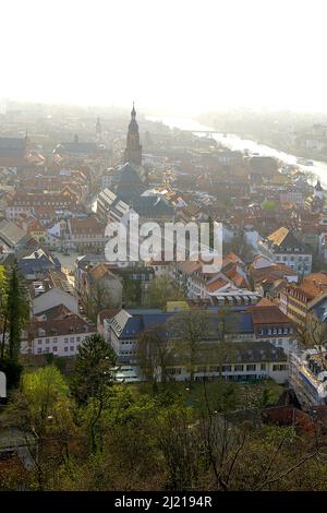 Vue imprenable sur la ville médiévale de Heidelberg. Heidelberg est une ville sur le Neckar dans le Bade-Wurtemberg, dans le sud-ouest de l'Allemagne. Banque D'Images