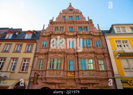 Hotel Zum Ritter St.Georg dans la vieille ville de Heidelberg. La maison de ville historique de style Renaissance, a été construite en 1592 par le marchand de tissus Carolus (Charl Banque D'Images
