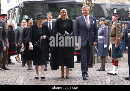 La princesse Beatrix des pays-Bas, la reine Maxima des pays-Bas et le roi Willem-Alexander des pays-Bas arrivent pour un service de Thanksgiving pour la vie du duc d'Édimbourg, à l'abbaye de Westminster à Londres. Date de la photo: Mardi 29 mars 2022. Banque D'Images