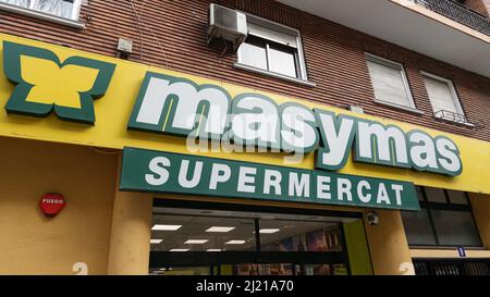 VALENCE, ESPAGNE - 28 MARS 2022 : Masymas est une chaîne de supermarchés espagnole Banque D'Images