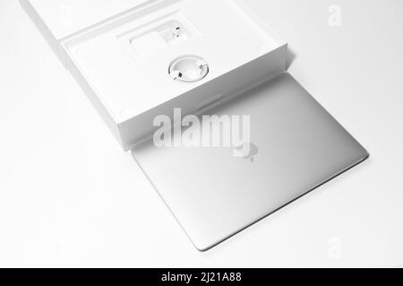 Saratov, Russie - 26 février 2022 : disposition séquentielle du processeur MacBook Air 13 pouces M1 et emballage avec charge, fond blanc Banque D'Images