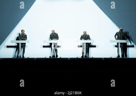 ESPAGNE, BILBAO, MUSÉE GUGGENHEIM 2016 : le groupe électronique allemand Kraftwerk se produit en direct sur scène au Musée Guggenheim de Bilbao pour sa tournée « le Catalogue – 1 2 3 4 5 6 7 8 » Banque D'Images