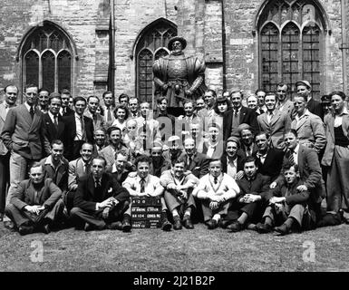 La troupe et l'équipage pose y compris RICHARD ATTENBOROUGH SHEILA SIM Directeur ROY BOUTING et le cinéaste GILBERT TAYLOR sur place à Sherborne School à Dorset pendant le tournage du COCHON DE GUINÉE 1948 réalisateur ROY BOULTING jeu Warren Chetham strode scénario Warren Chetham strode Bernard Miles et Roy Boulting costumes Honoria Plesch producteur John Boutting Pilgrim photos / les frères Boutting / Pathe Pictures Ltd Banque D'Images