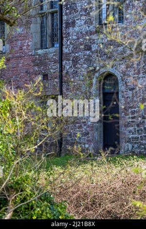 Mur et porte du château. Château de YHA St Briavels, St Briavels, Gloucestershire. ROYAUME-UNI Banque D'Images